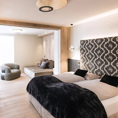 Imagine waking up here this winter 🤎❄️ A cosy morning in your suite, slow, peaceful, with the mountains waiting just outside.

Then you open the door, step onto the balcony and there it is: the Sciliar dressed in white, surrounded by the winter landscape you’ve been dreaming of. 

Soon, this could be your winter morning at Hotel Rosa.